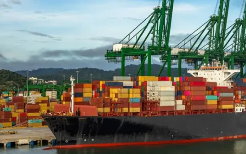 black cagro ship with shipping containers